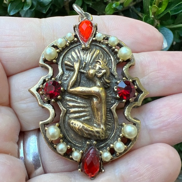 VINTAGE LARGE PENDANT BY CORO CHERUB ANGEL PLAYING FLUTE RED RHINESTONES PEARLS - Picture 13 of 16